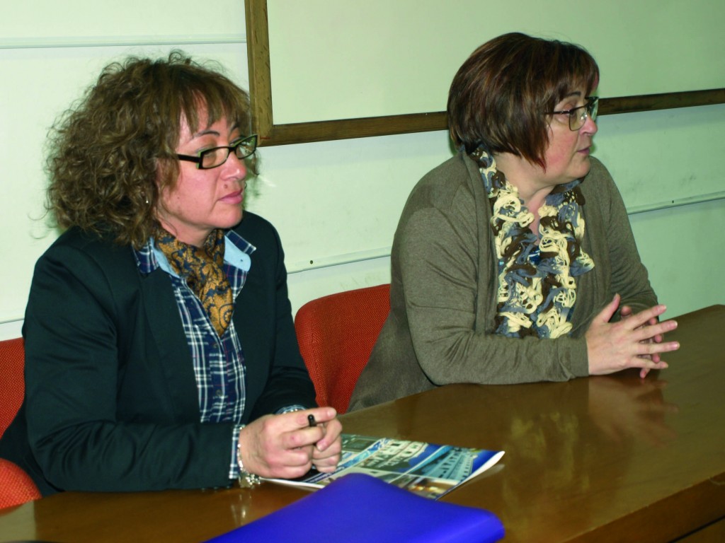 la comercial del grup, acompanyada per la regidora de Cultura, Festes i Tercera Edat, Esperanza Carbonell.