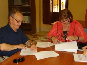 Con motivo de la celebración del décimo aniversario de la entidad musical se ha editado un libro subvencionado por la Mancomunitat que recoge la historia y trayectoria de la Agrupación La Mancomunitat Intermunicipal de l´Horta Sud ha ampliado a dos años el convenio de colaboración con la Agrupación Musical Els Majors de l´Horta Sud. Con esta firma, el ente supramunicipal, presidido por Soledad Ramón, pone de manifiesto su apuesta firme por promover y difundir la música en nuestra comarca, acercando el valor y la riqueza de este arte tradicional a todos los vecinos y municipios de l´Horta Sud. Como en años anteriores, el convenio recoge el compromiso de la Agrupación Musical de ofrecer a los pueblos de nuestra comarca tres conciertos de forma totalmente gratuita, actuaciones que a lo largo del 2013 se han realizado en Quart de Poblet y Alfafar, mientras que el próximo 27 de octubre será en Alaquás. Con Fernando Miras al frente, esta asociación cuenta con más de 60 músicos que, con su esfuerzo y dedicación, han conseguido convertir a la Agrupación Musical Els Majors de l´Horta Sud en un ejemplo de compromiso y responsabilidad hacia uno de nuestros valores tradicionales por excelencia, la música. La presidenta de la Mancomunitat, Soledad Ramón, se ha mostrado muy satisfecha con la renovación de este convenio ya que "permitirá a todos los pueblos de la comarca seguir disfrutando de la música a través del cariño y la pasión que pone cada uno de los miembros de esta Agrupación, acercando la música a todos los vecinos de l´Horta Sud".