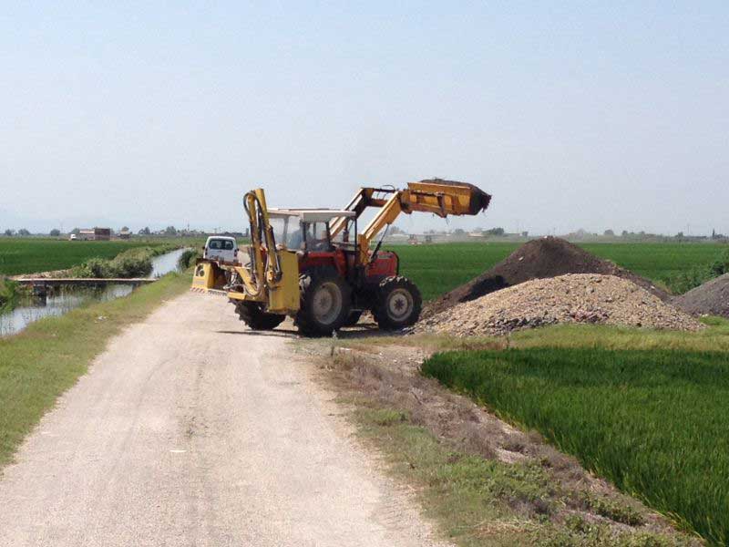 Alfafar realiza la limpieza de caminos rurales de la marjal de la Albufera