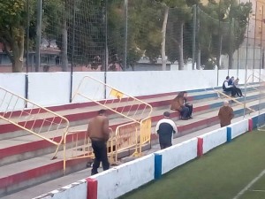 abandono de las gradas del campo de fútbol 