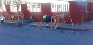 Desde la concejalía de Mantenimiento se están llevando a cabo diferentes acciones para mejorar la vía pública. En estos últimos días se ha procedido a la reparación de diferentes aceras dañadas por el paso del tiempo, como por ejemplo, algunos tramos de la calle Mariano Benlliure, Grazz Liebenau, También se ha reparado el túnel del “Pont de Pedra”, ubicado al final de la avenida Albufera y el parque Cronista Lacreu Sena. Dentro de los trabajos de mantenimiento, se ha procedido a reparar las instalaciones del Campo de Fútbol Municipal, como los baños o los vestuarios. Desde el área de Mantenimiento se trabaja cada día para mantener y mejorar todos aquellos elementos de la vía pública que pueden verse dañados por el paso del tiempo o debido a las desavenencias climatológicas.