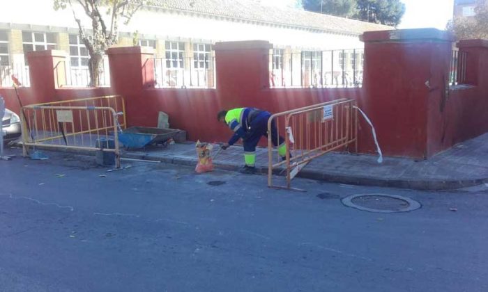 mantenimiento-alfafar Desde la concejalía de Mantenimiento se están llevando a cabo diferentes acciones para mejorar la vía pública. En estos últimos días se ha procedido a la reparación de diferentes aceras dañadas por el paso del tiempo, como por ejemplo, algunos tramos de la calle Mariano Benlliure, Grazz Liebenau, También se ha reparado el túnel del “Pont de Pedra”, ubicado al final de la avenida Albufera y el parque Cronista Lacreu Sena. Dentro de los trabajos de mantenimiento, se ha procedido a reparar las instalaciones del Campo de Fútbol Municipal, como los baños o los vestuarios. Desde el área de Mantenimiento se trabaja cada día para mantener y mejorar todos aquellos elementos de la vía pública que pueden verse dañados por el paso del tiempo o debido a las desavenencias climatológicas.